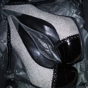 Sexy Authentic Black and white Yves Saint Laurent Pumps Size 38.5